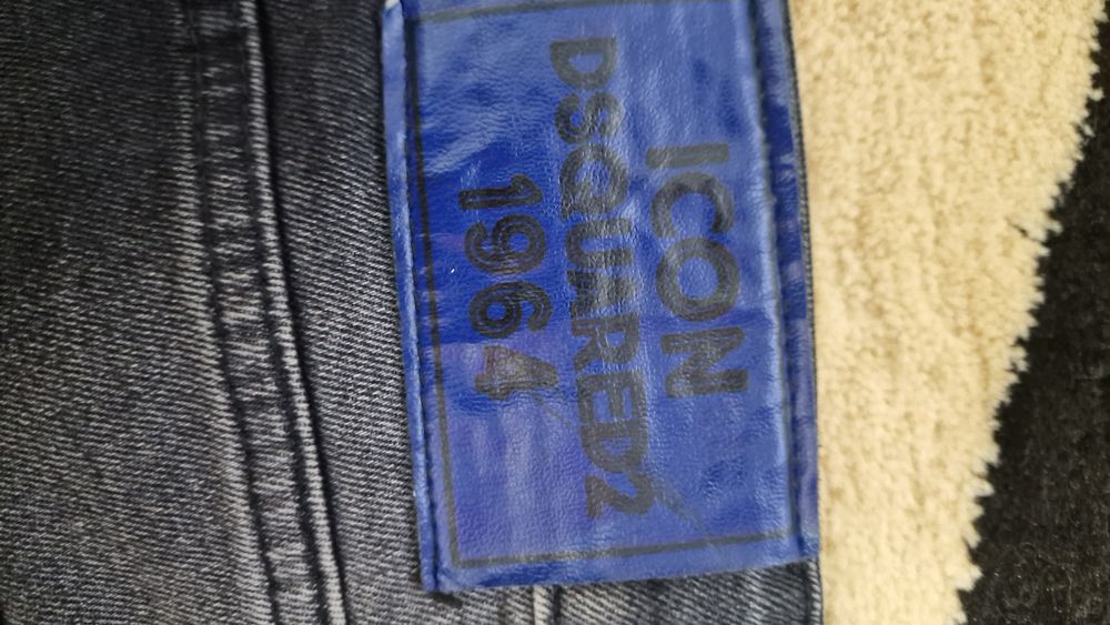 Blugi Dsquared2 mărimea 52.
