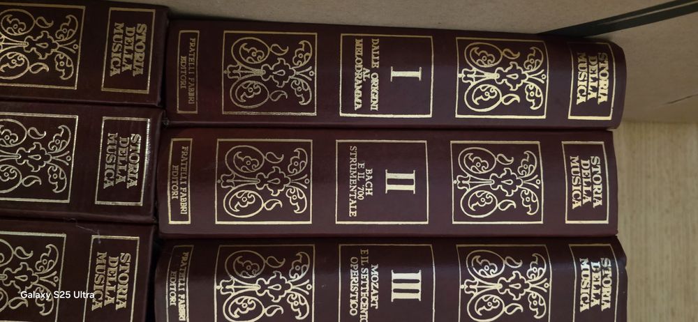 Ofer spre vânzare colecție de 13 volume in stare impecabila