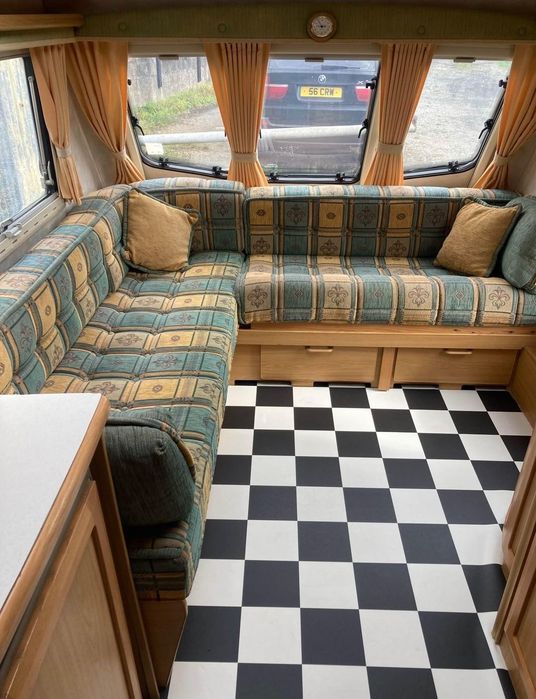 Намалена цена! Регистрирана, 2-местна лека каравана с 2 форселта и мув