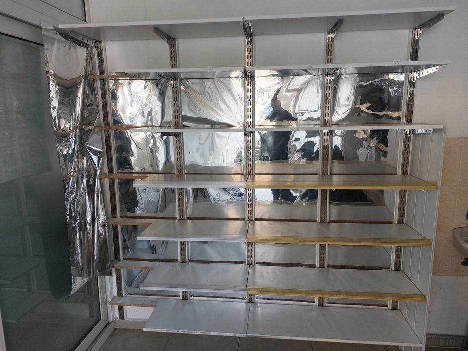 Продавам търговско оборудване/стелажи