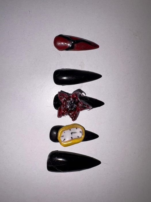 Vand unghii press on  Stranger Things