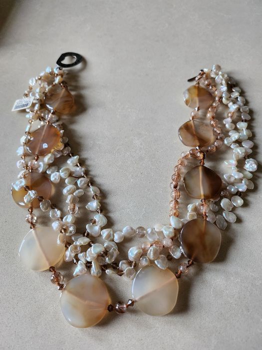 Красива нова огърлица перли и ахат