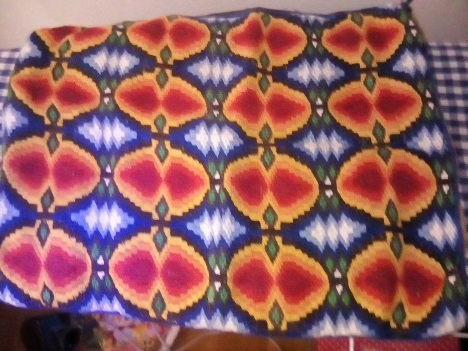 Ръчно тъкани къси черги, калъфка за възглавница.