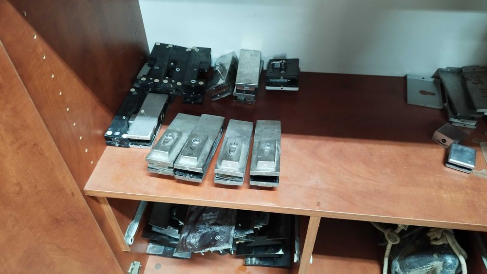 Части за стъклена врата брави , дръжки , подов автомат Dorma и др.