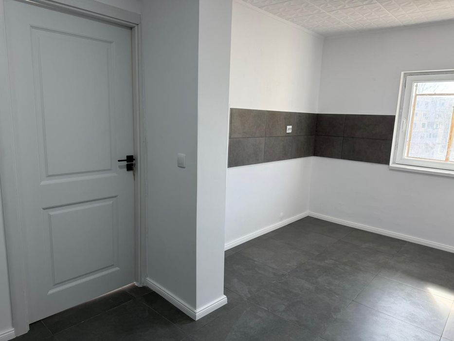 2 camere, Bd.DACIA, stradal,deasupra la notariat,schimb cu garsonieră