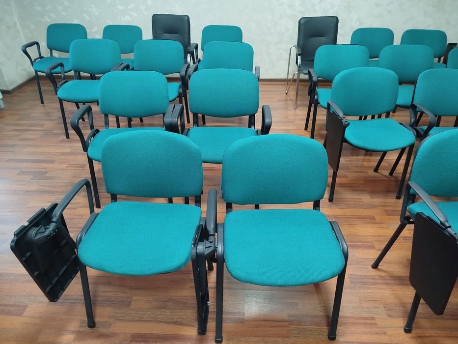 Стулья офисные продам