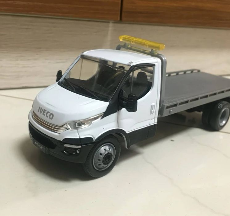 Игрушечная модель  эвакуатор Iveco