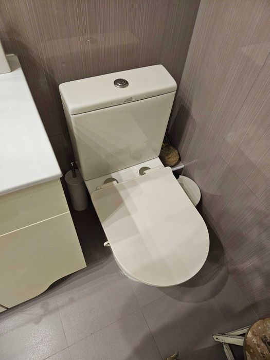 Продавам хидромасажна вана, мивка със шкаф и тоалетна