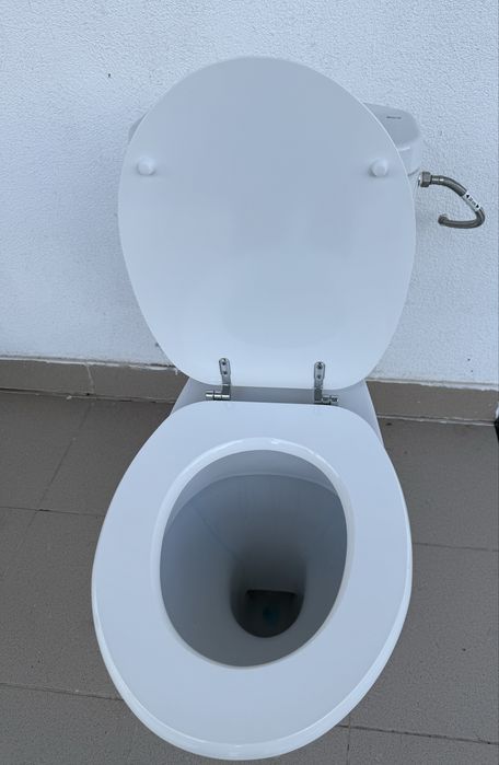 Vand vas toaleta cu rezervor , mobilier baie cu chiuveta si baterie