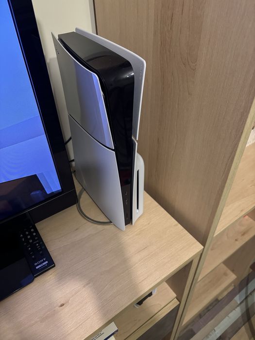 Продавам PS5 Slim