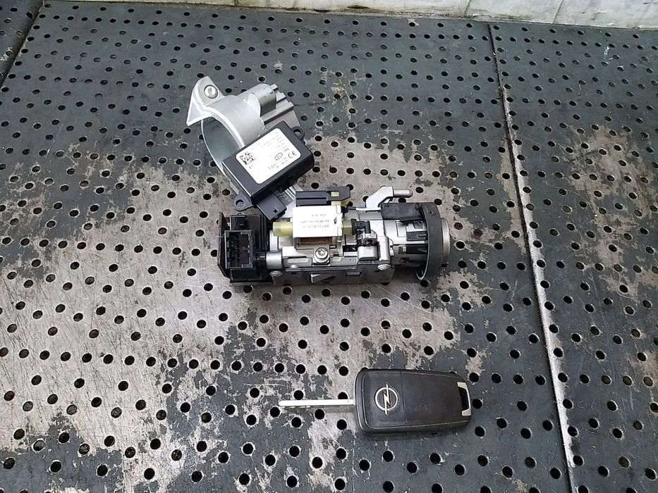 Contact auto cu cheie opel corsa e x15 13446130 13364322