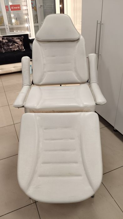 Продам кушетку б у. В хорошем состоянии.