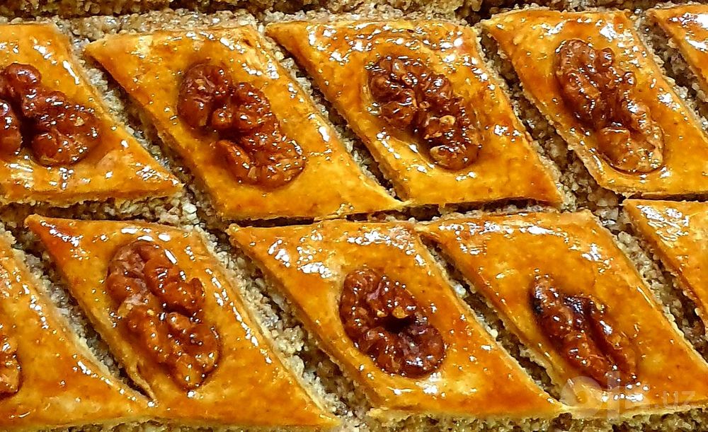 Пахлава с грецкими орехами.
