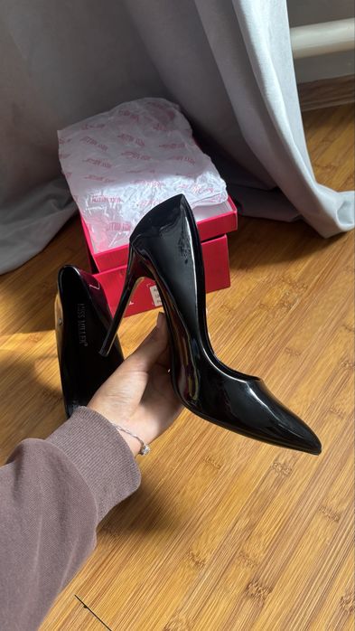 Черные глянцевые лодочки