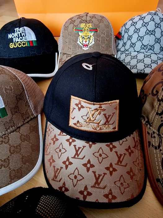 Sepci reglabile unisex logo brodat, saculet, etichetă