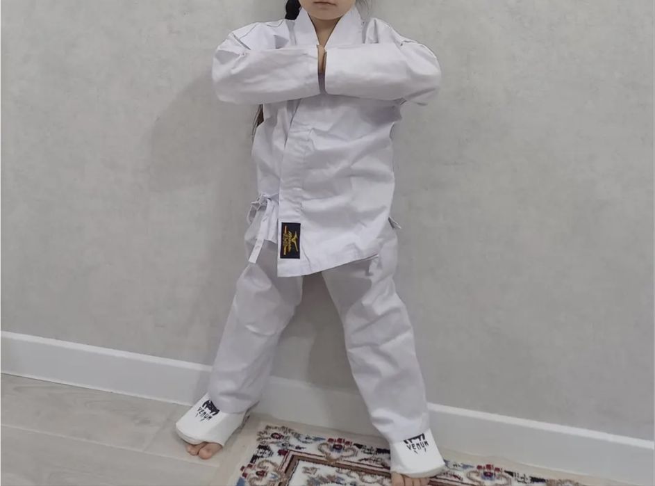 Продам костьюм для каратэ, для девочек 4-7лет
