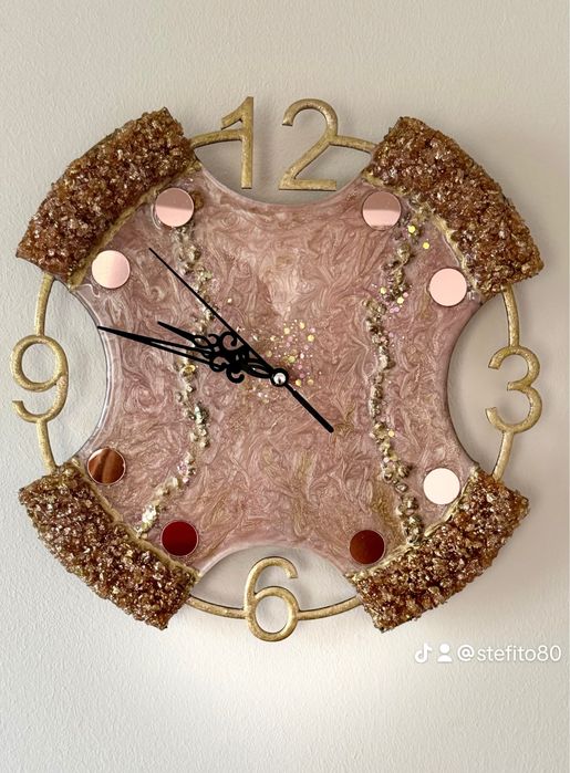 Часовник от епоксидна смола и кристали
