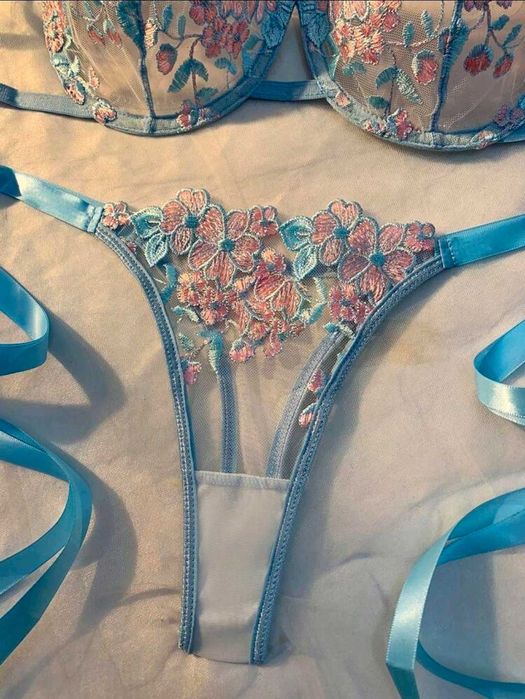 Дамски небесносин бродиран комплект бельо с връзки