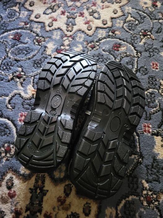 Продам сандалии рабочие новые  44 размер