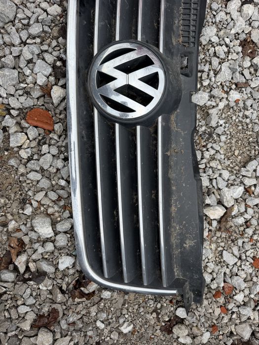 Оригинална предна решетка за VW Passat B5.5