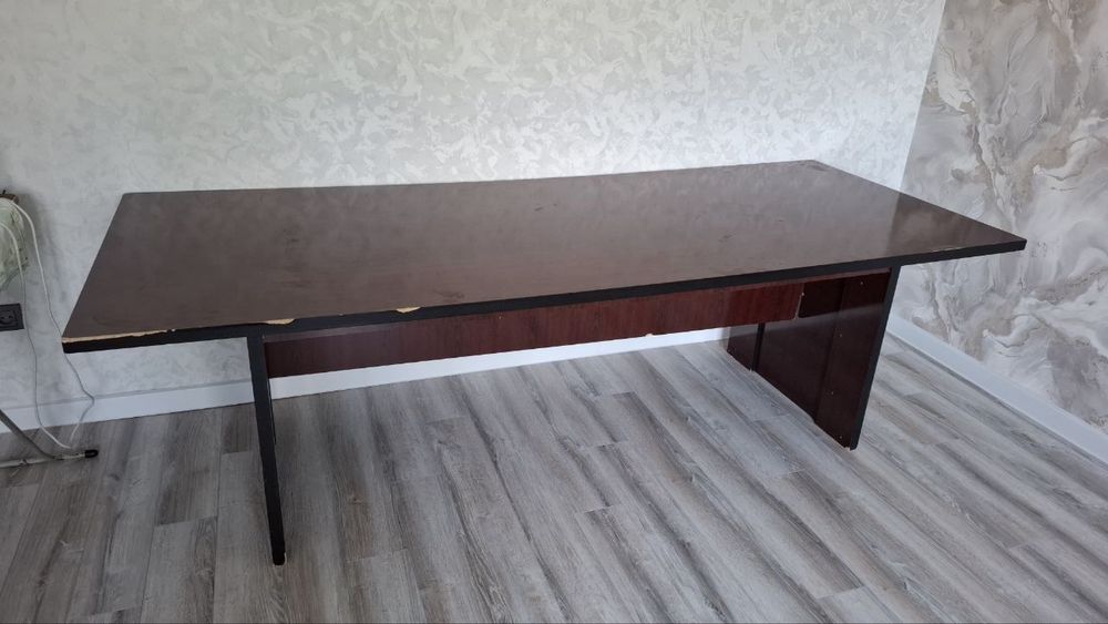 Надежный стол для гостинной из цельного дерева