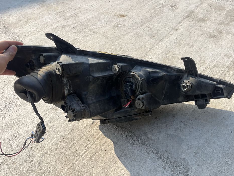 Тойота естима фар