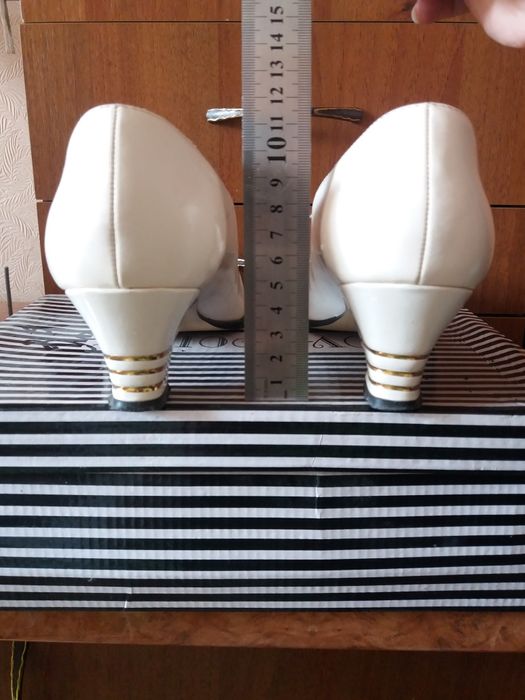 Продаются женские туфли.