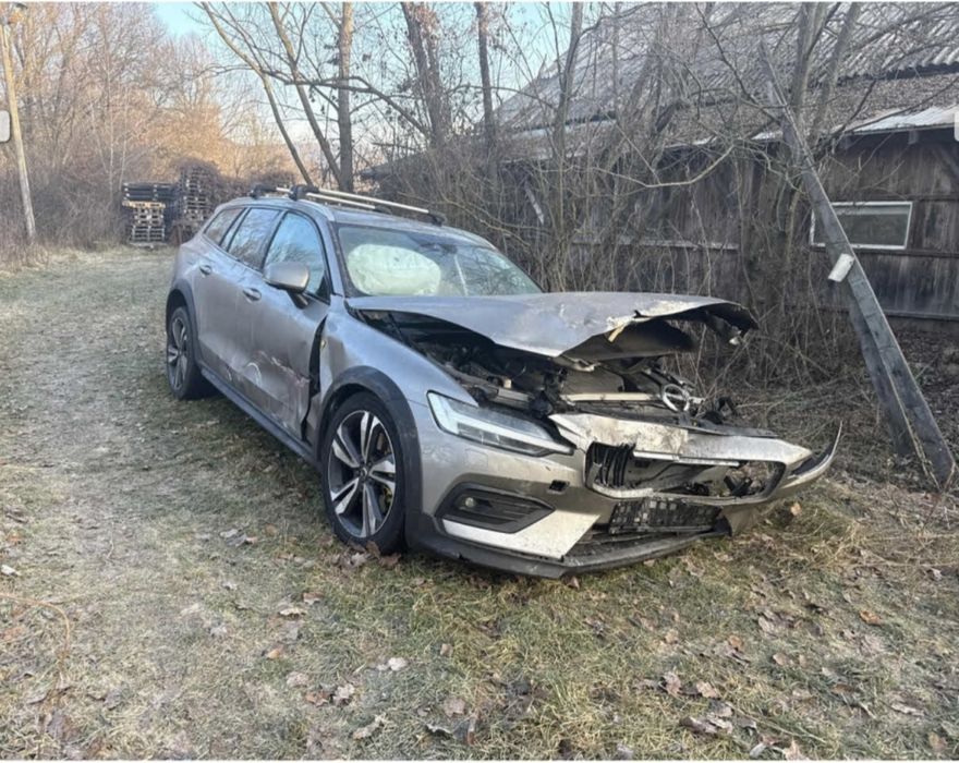 Volvo V60 cross country  2019 20d 4x4 avariat lovit