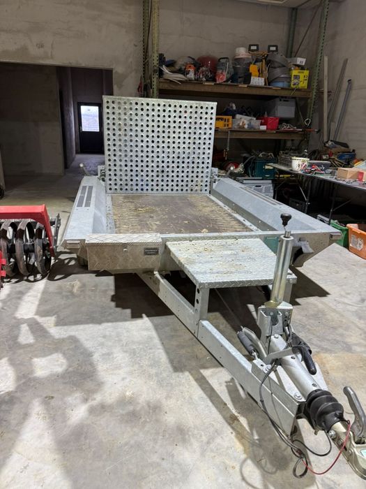 Mini excavator HITACHI cu cabină,remorcă și 2 cupe șenile reglabile