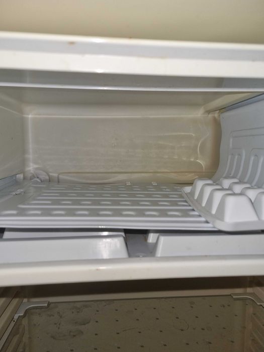 Малък хладилник Crown 90 л.