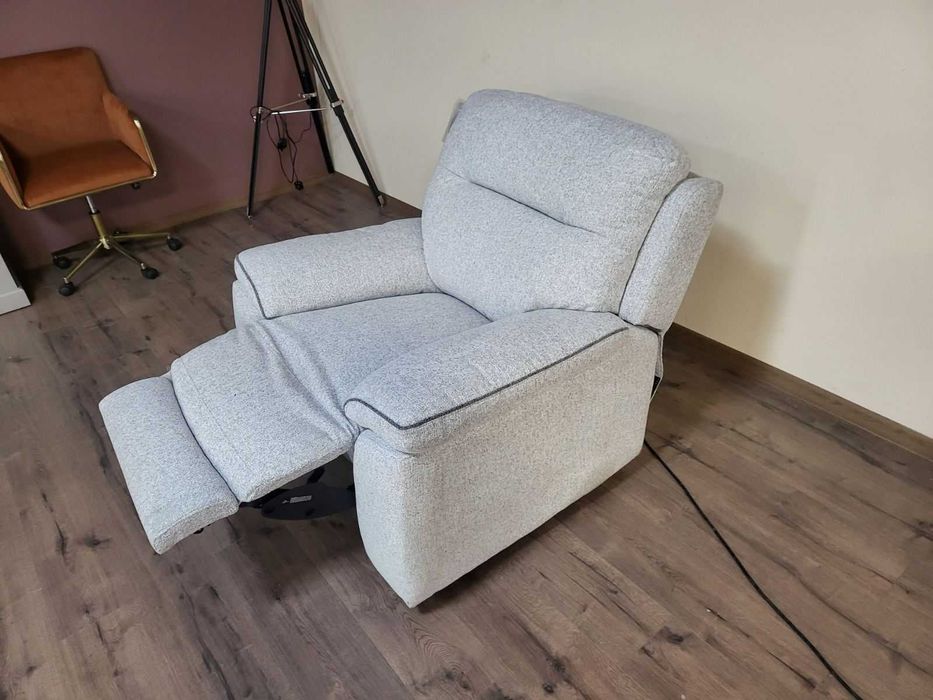 Светло сив фотьойл от плат с електрически релаксиращ механизъм