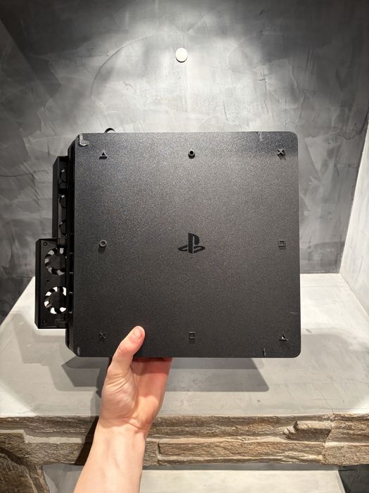 Ps4 Slim + 3 игри + охладителна система + зарядна станция