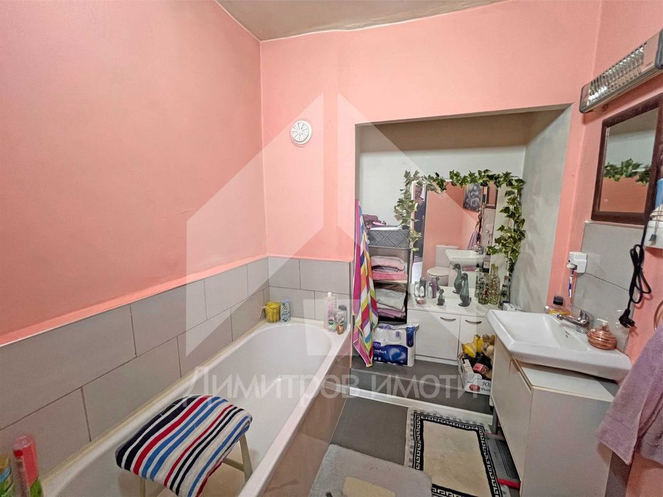 Продава еднофамилна, реновирана къща със 762 кв.м. двор в гр. Плиска.