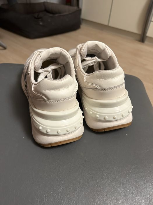 Calvin Klein маратонки.