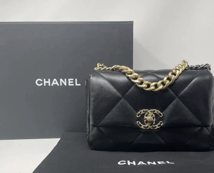 Чанти на Chanel.