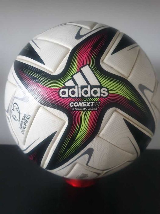Minge de fotbal oficială Adidas Conext 21 Pro.