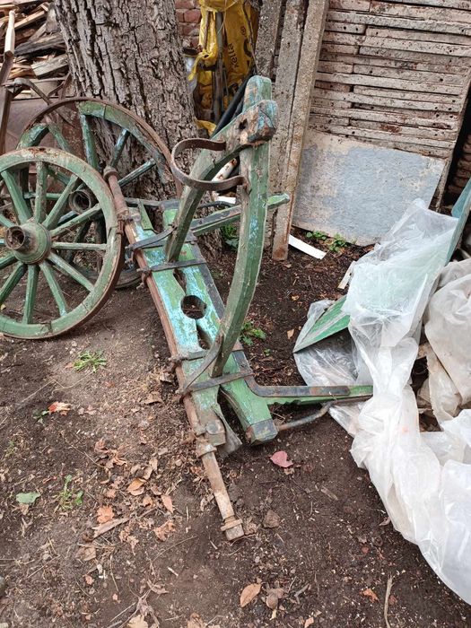 Разглобена и добре запазена каруца (без колела вече)