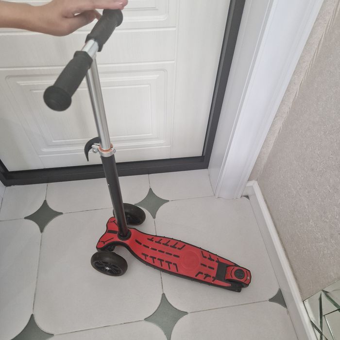 Детский самокат красный