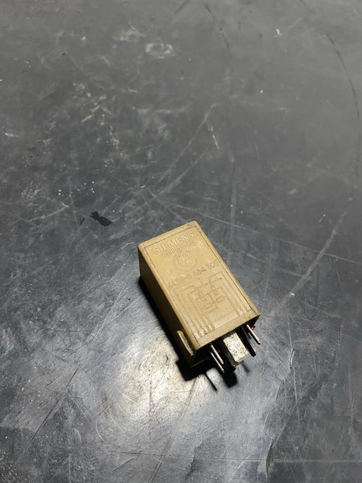 Releu stergatoare BMW Seria 5 E60 E61 520d 525d 530d 535d 8384505