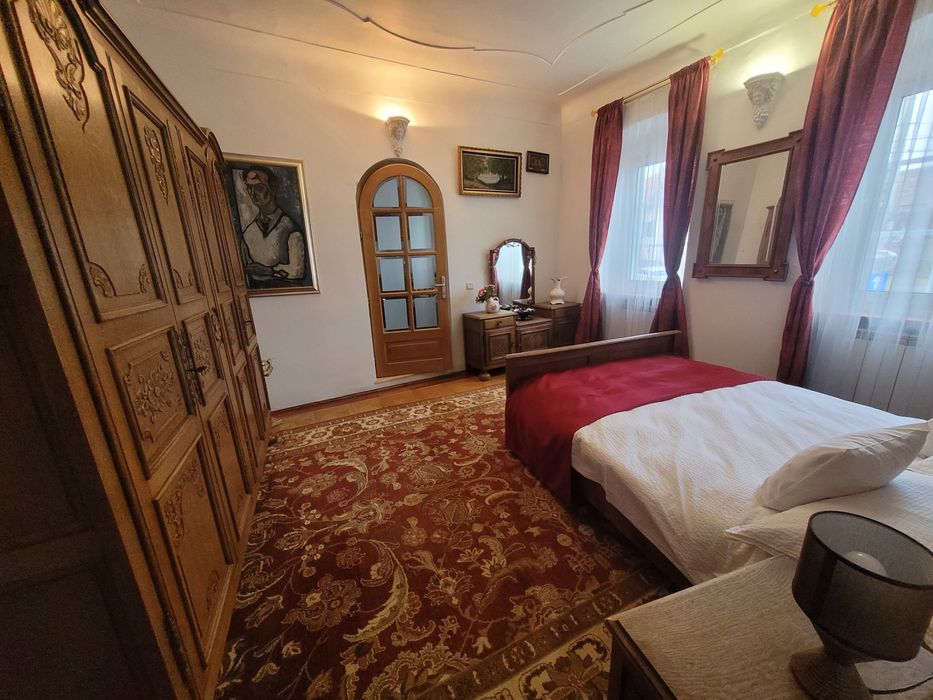Vând apartament 3 camere, ultracentral Sibiu, parter, stare excelentă.