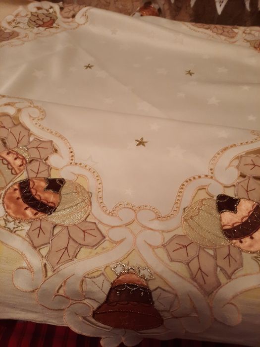 Față de masă cu globuri aurii