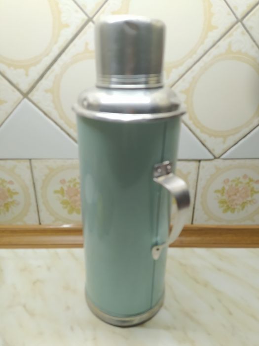 Термоз со стеклянной колбой, Китай. И второй термоз советский на 1 ли.