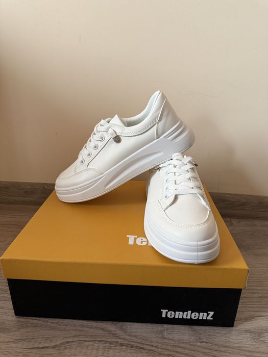 Продавам спортно елегантни бели обувки