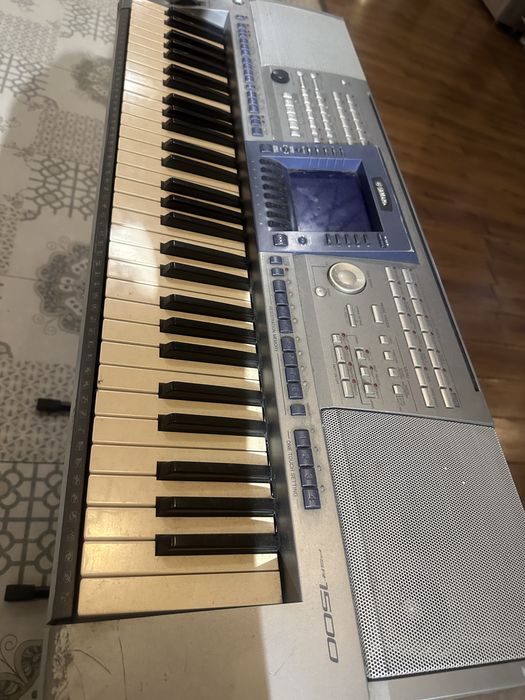 Yamaha PSR-1500.