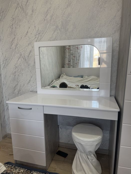 Продам трюмо, 2 тумбочки
