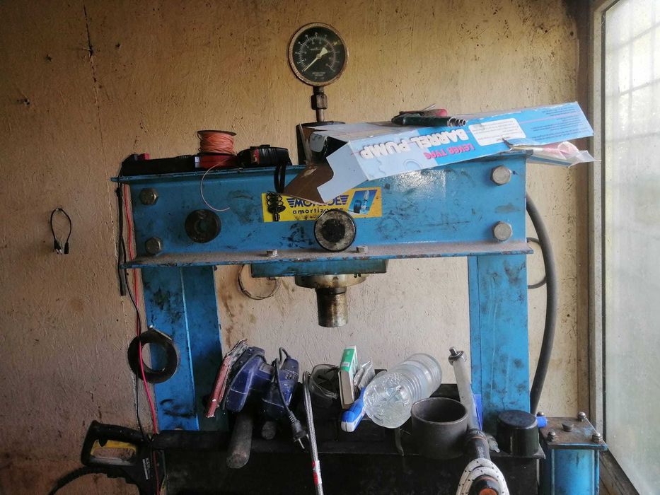 Vând  echipamente și scule service auto