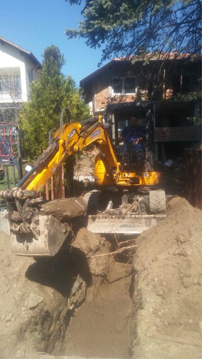 Изкопни и почистващи дейности полагане на канал с малък багер и бобкат