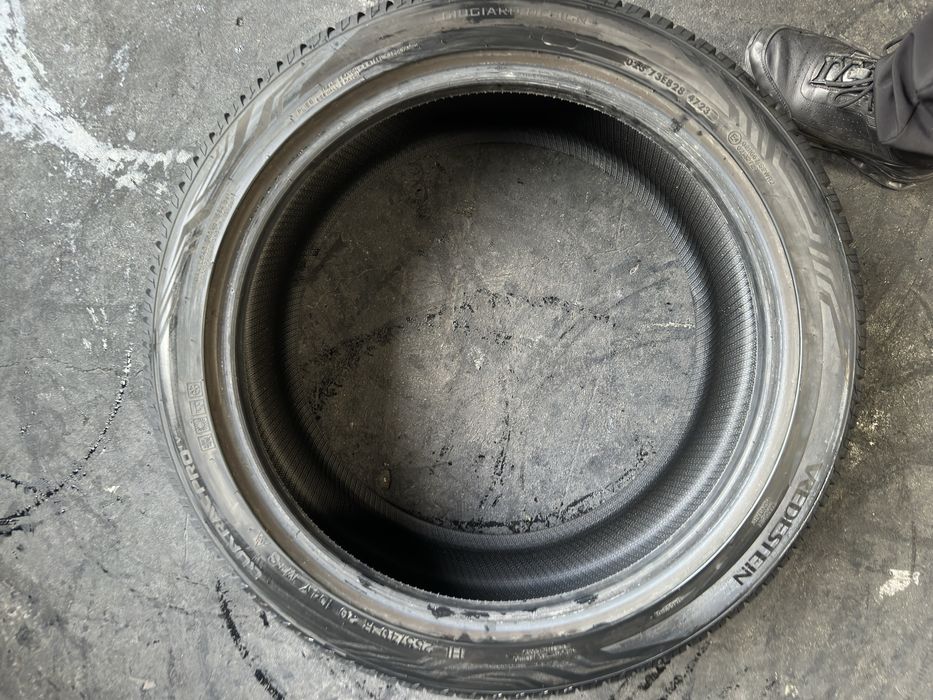255/40/20 Vredestein M+S