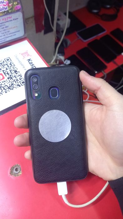 Самсунг А, 40 64Г