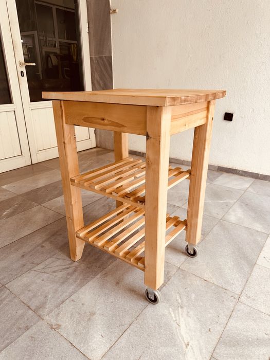 Масивна кухненска количка с butcher block плот (за рязане)